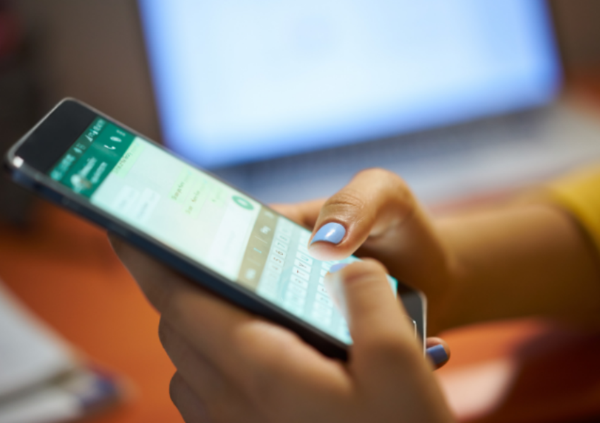 Sancionada una empresa por la APD por el envío de WhatsApp al móvil personal del trabajador