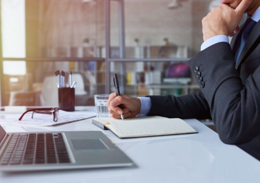 Condición más beneficiosa. Prestación de servicios de lunes a viernes aunque en el contrato de trabajo exista una cláusula que prevé que prestarán sus servicios de lunes a domingo. El cambio de jornada de lunes a domingo constituye una MSCT